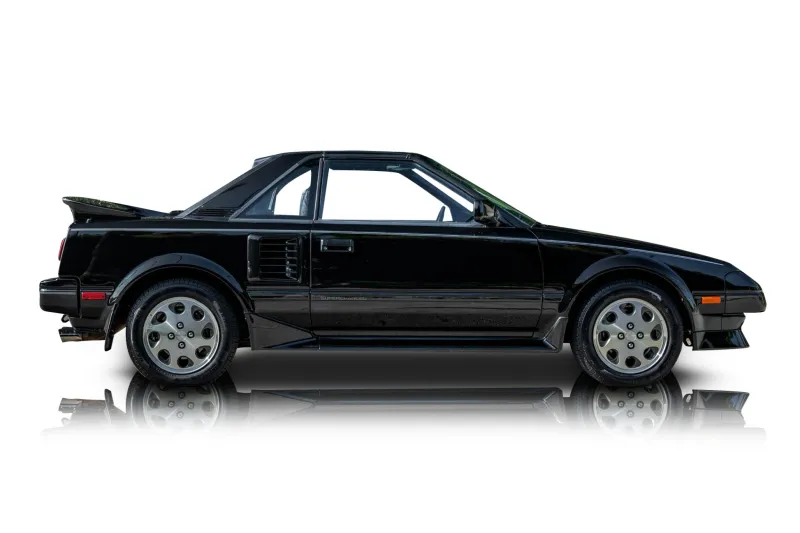 An incredible side shot photo of aToyota MR2 that you should buy.