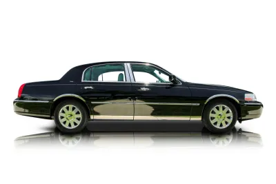 Passenger side photo of 2003 Lincoln Town Car