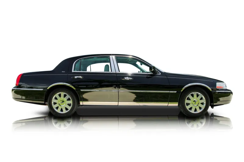 An incredible side shot photo of aLincoln Town Car that you should buy.