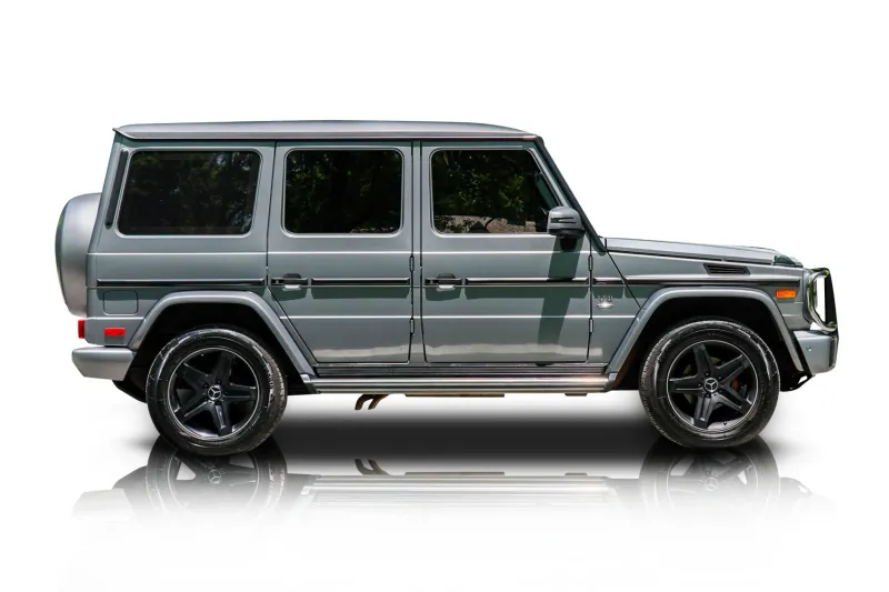 An incredible side shot photo of aMercedes-Benz G550 that you should buy.