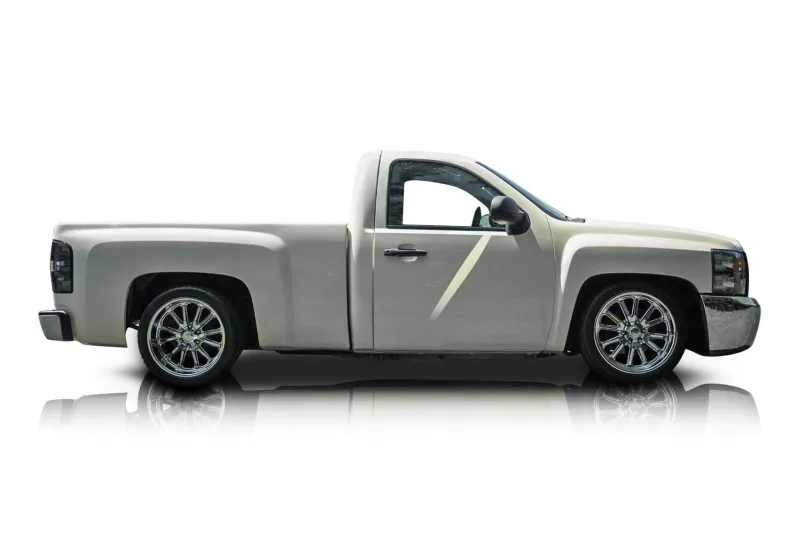 An incredible side shot photo of aChevrolet Silverado 1500 that you should buy.