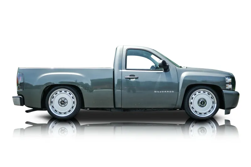 An incredible side shot photo of aChevrolet Silverado 1500 that you should buy.