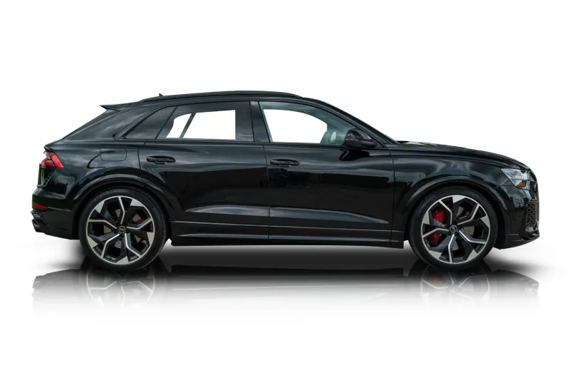 An incredible side shot photo of aAudi RS Q8 that you should buy.