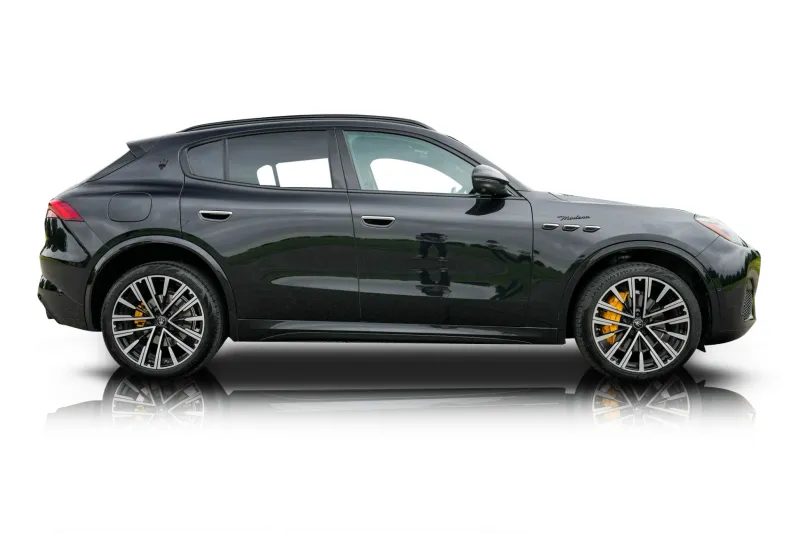 An incredible side shot photo of aMaserati Grecale that you should buy.