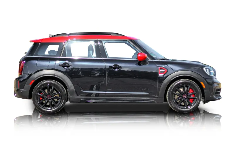 An incredible side shot photo of aMini Cooper Countryman that you should buy.