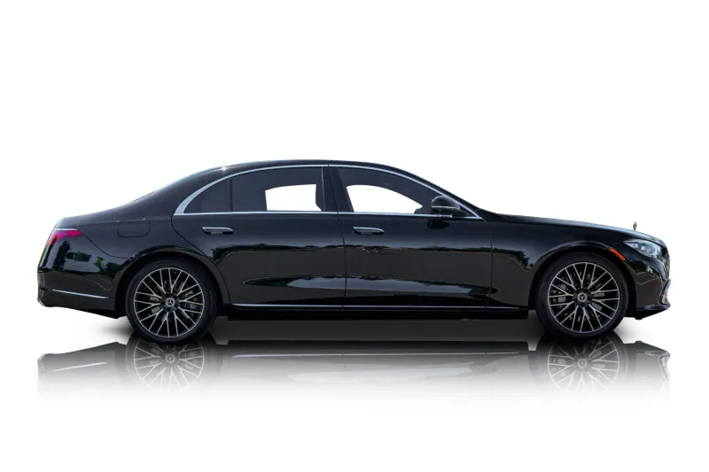 An incredible side shot photo of aMercedes-Benz S580 that you should buy.