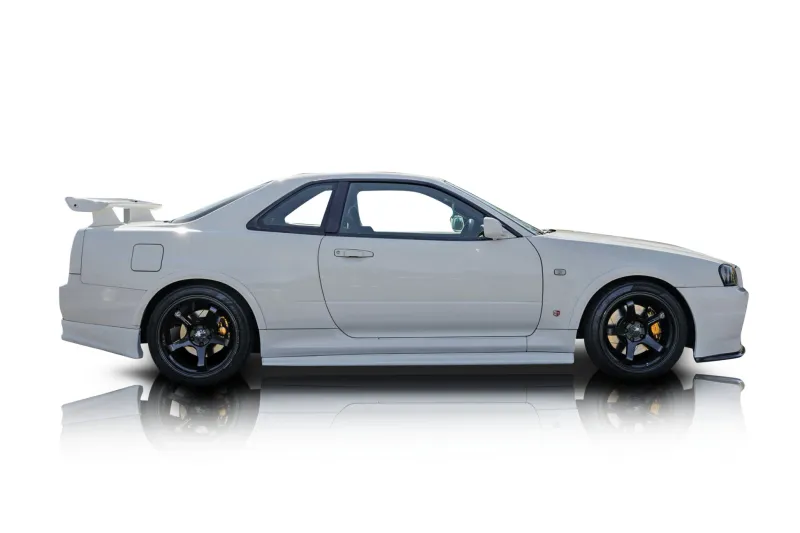 An incredible side shot photo of aNissan Skyline that you should buy.