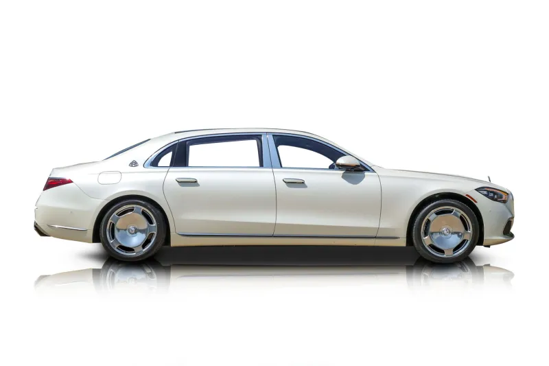 An incredible side shot photo of aMercedes-Benz Maybach S580 that you should buy.