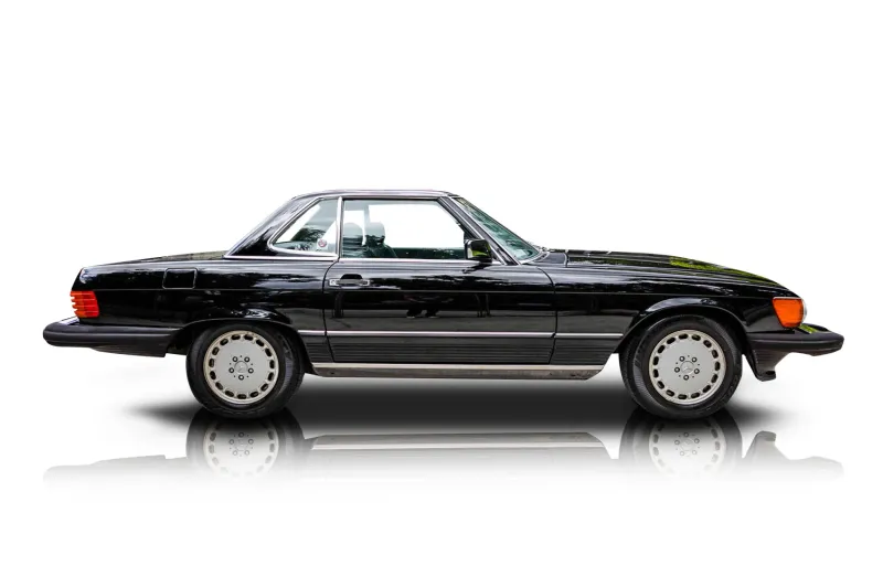 An incredible side shot photo of aMercedes-Benz 560SL that you should buy.