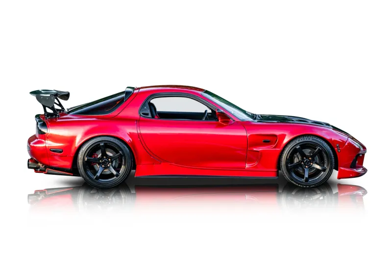 An incredible side shot photo of aMazda RX-7 that you should buy.