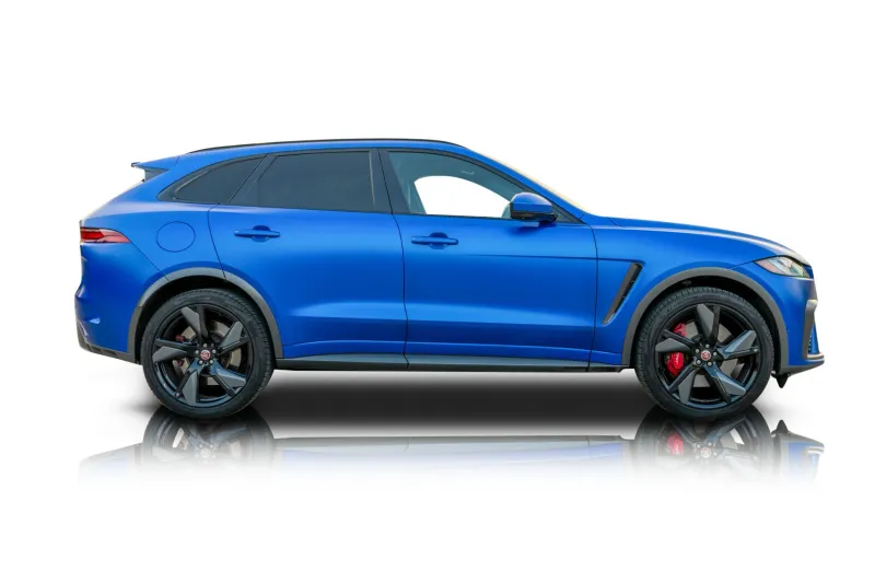 An incredible side shot photo of aJaguar F-Pace that you should buy.