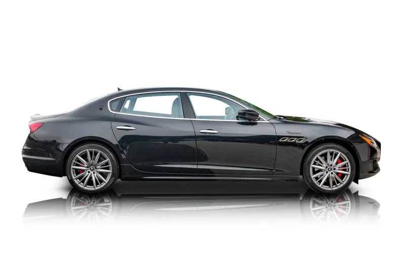 An incredible side shot photo of aMaserati Quattroporte that you should buy.