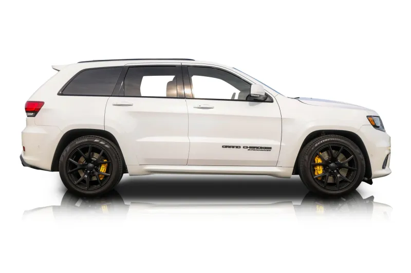 An incredible side shot photo of aJeep Grand Cherokee that you should buy.