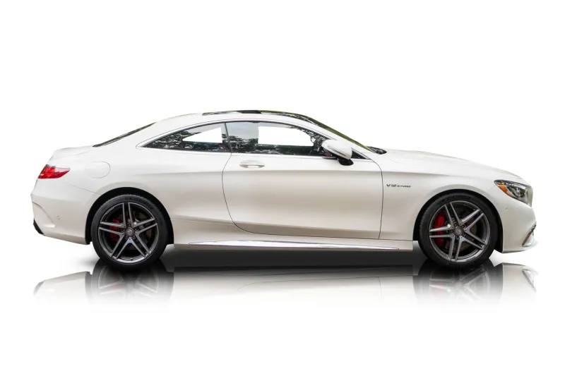 An incredible side shot photo of aMercedes-Benz S65 AMG that you should buy.