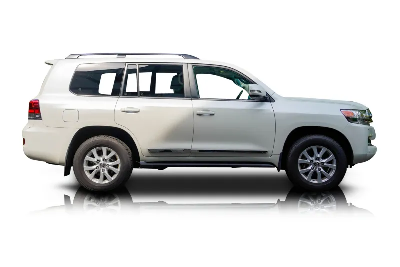 An incredible side shot photo of aToyota Land Cruiser that you should buy.