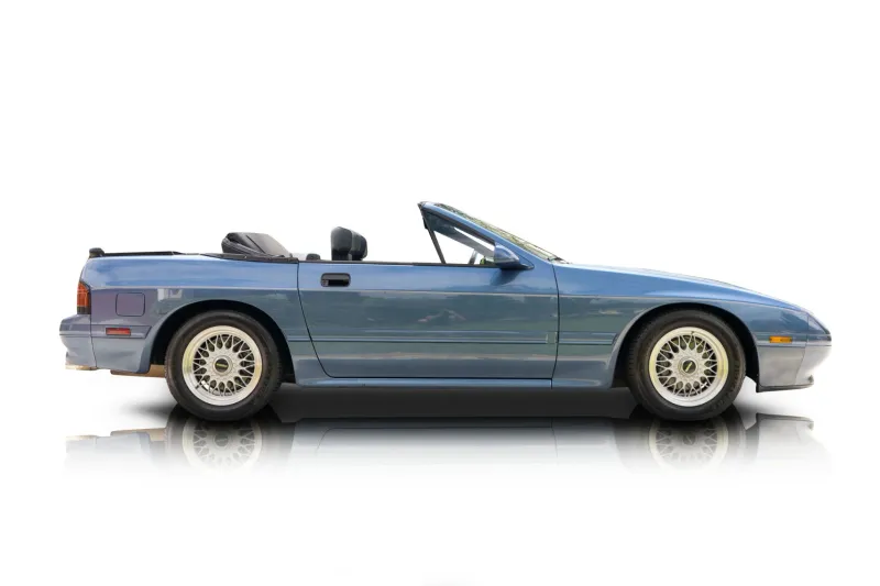 An incredible side shot photo of aMazda RX-7 that you should buy.