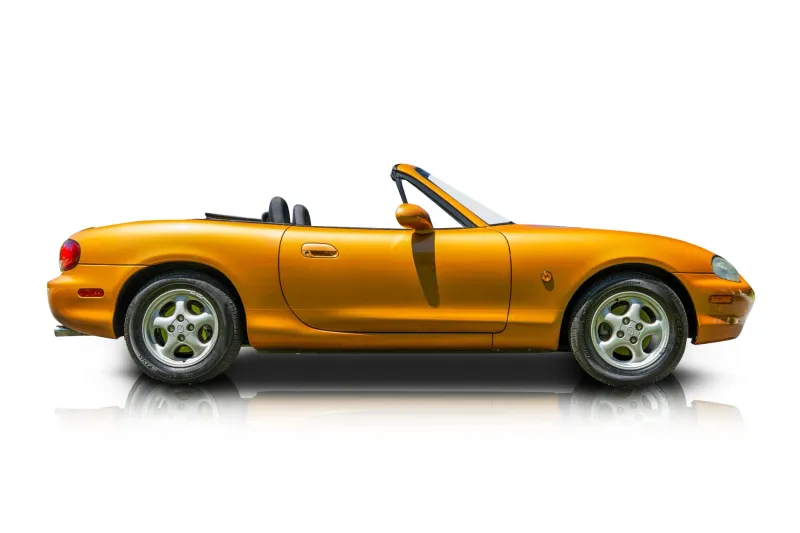 An incredible side shot photo of aMazda MX-5 Miata that you should buy.