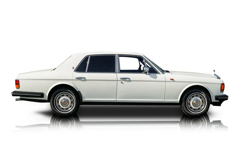 An incredible side shot photo of aRolls-Royce Silver Spirit that you should buy.
