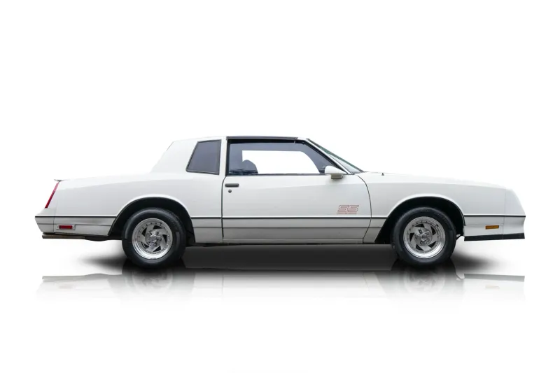 An incredible side shot photo of aChevrolet Monte Carlo that you should buy.