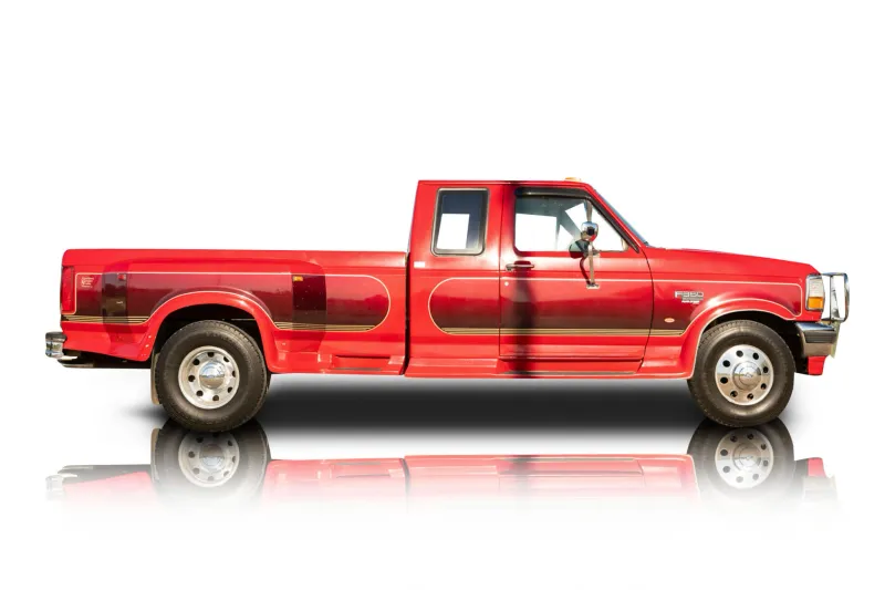 An incredible side shot photo of aFord F-350 that you should buy.