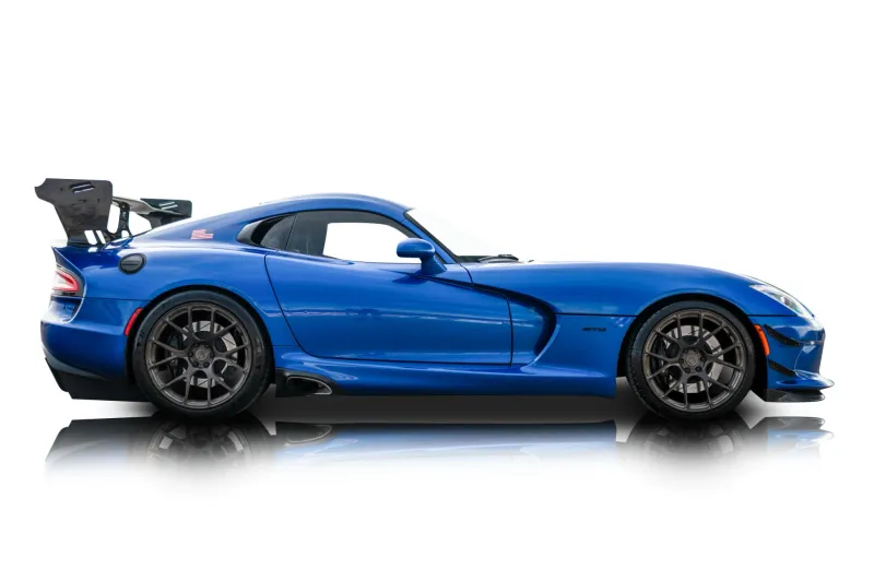 An incredible side shot photo of aDodge Viper that you should buy.