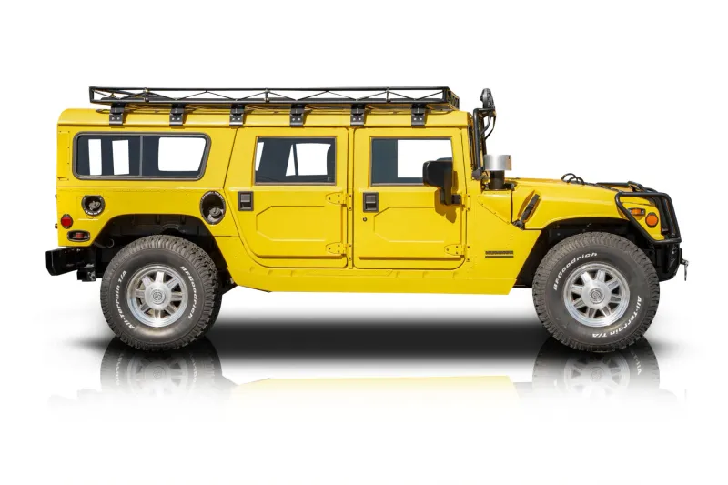 An incredible side shot photo of aHummer H1 that you should buy.