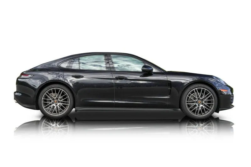 An incredible side shot photo of aPorsche Panamera that you should buy.