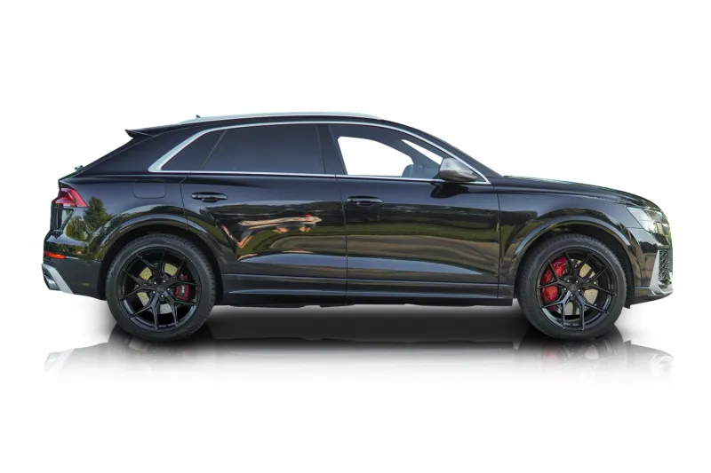 An incredible side shot photo of aAudi RS Q8 that you should buy.