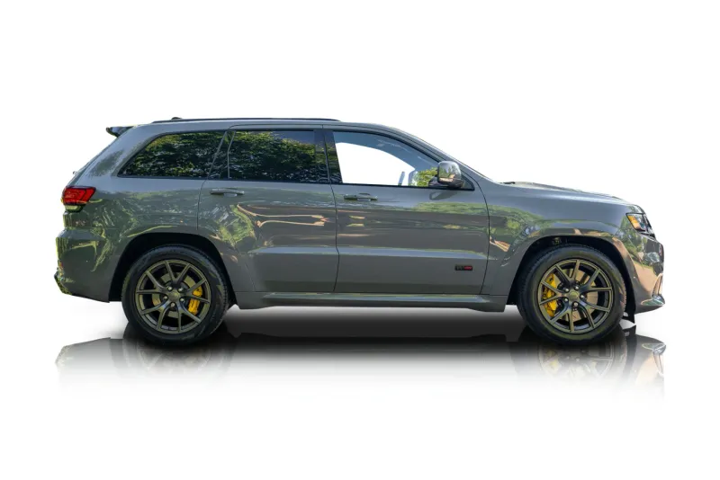 An incredible side shot photo of aJeep Grand Cherokee that you should buy.