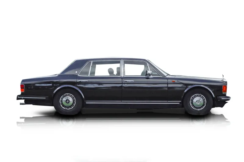 An incredible side shot photo of aRolls-Royce Silver Spur that you should buy.