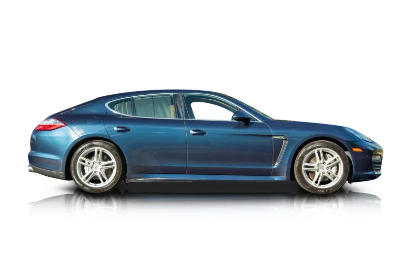 An incredible side shot photo of aPorsche Panamera that you should buy.