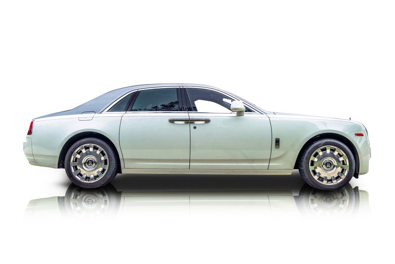 An incredible side shot photo of aRolls-Royce Ghost that you should buy.