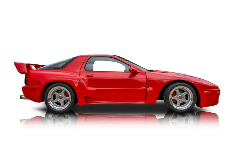 An incredible side shot photo of aMazda RX-7 that you should buy.
