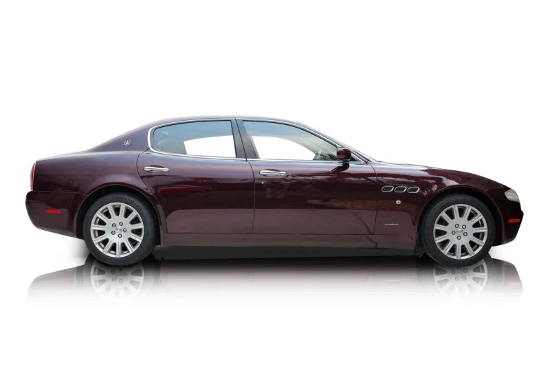 An incredible side shot photo of aMaserati Quattroporte that you should buy.