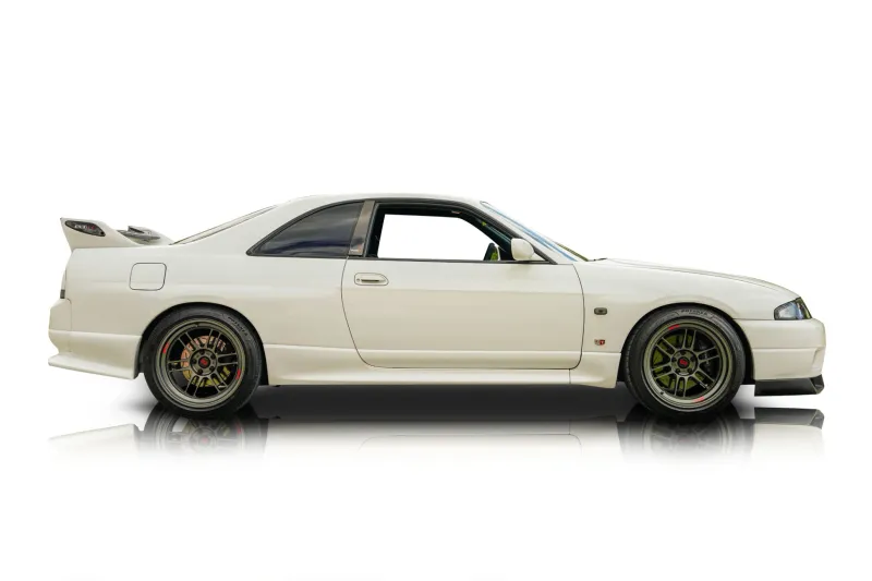 An incredible side shot photo of aNissan Skyline that you should buy.