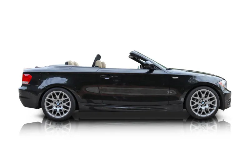 An incredible side shot photo of aBMW 135i that you should buy.