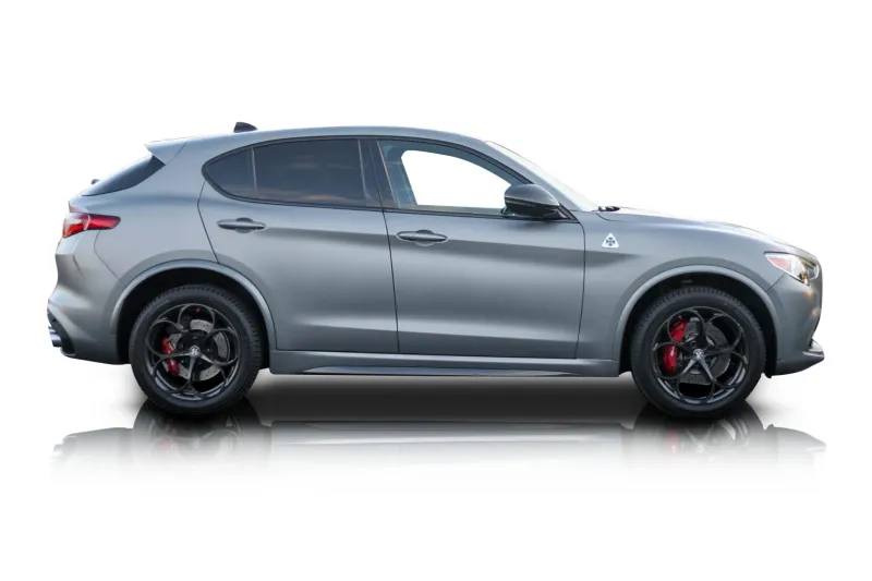 An incredible side shot photo of aAlfa Romeo Stelvio that you should buy.