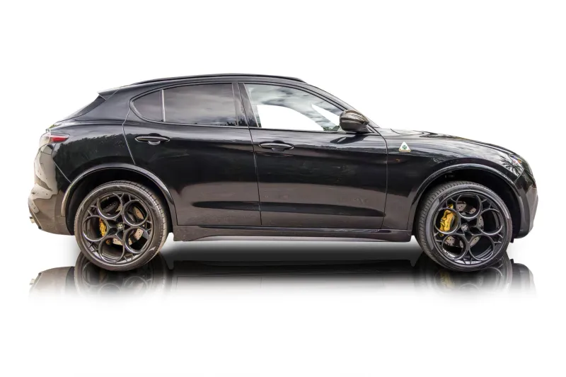 An incredible side shot photo of aAlfa Romeo Stelvio that you should buy.