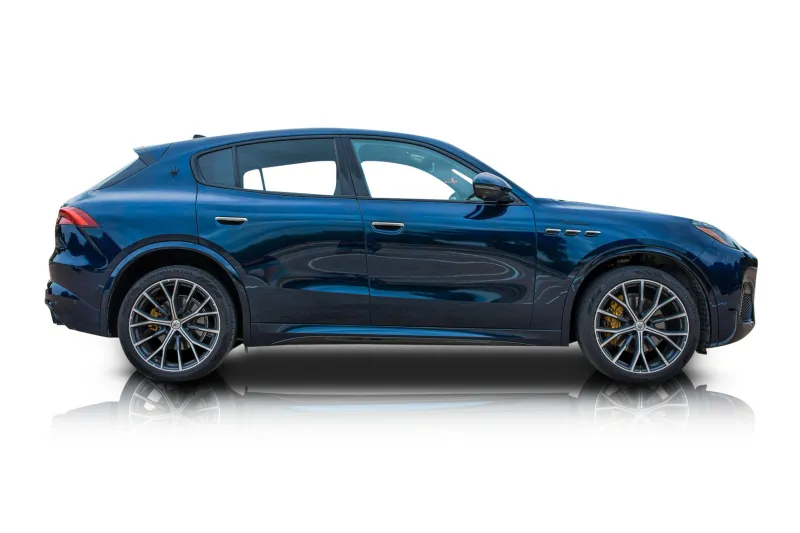 An incredible side shot photo of aMaserati Grecale that you should buy.