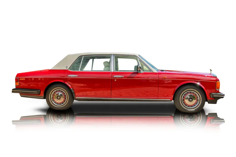 An incredible side shot photo of aRolls-Royce Silver Spur that you should buy.