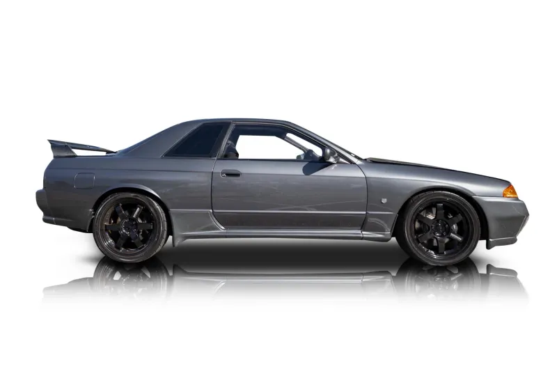 An incredible side shot photo of aNissan Skyline that you should buy.