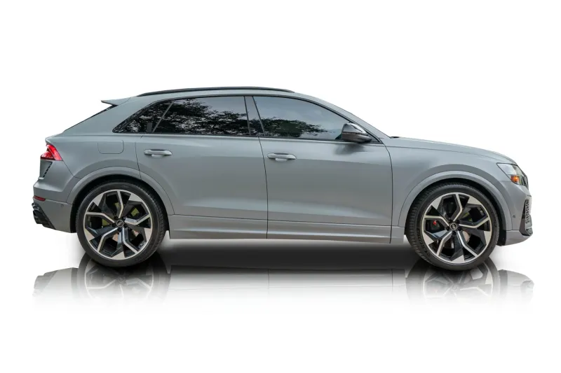 An incredible side shot photo of aAudi RS Q8 that you should buy.