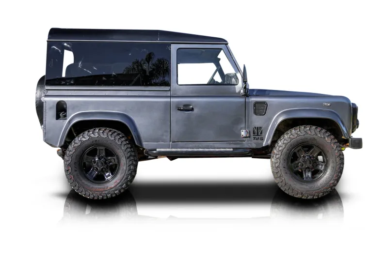 An incredible side shot photo of aLand Rover Defender 90 that you should buy.