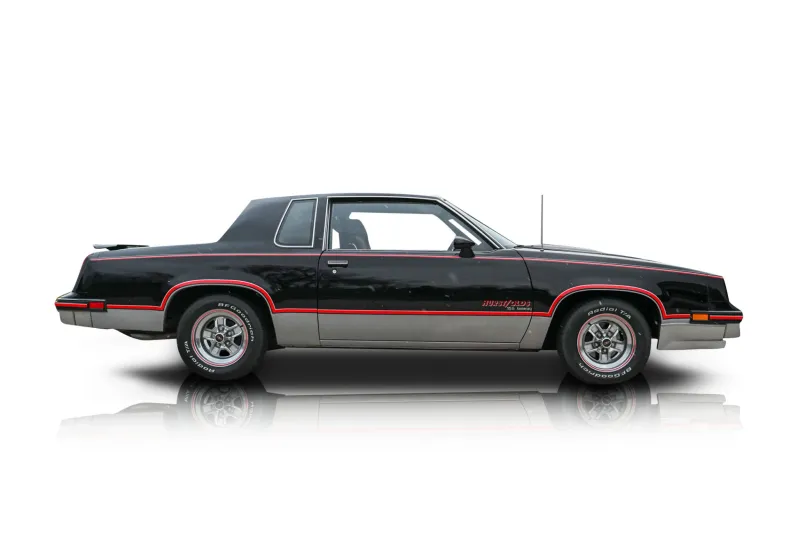 An incredible side shot photo of aOldsmobile Hurst/Olds that you should buy.