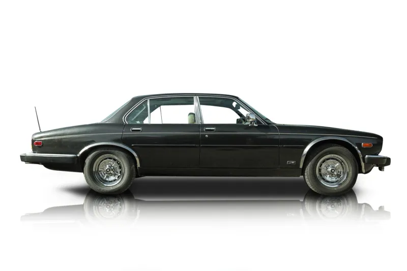 An incredible side shot photo of aJaguar XJ6 that you should buy.