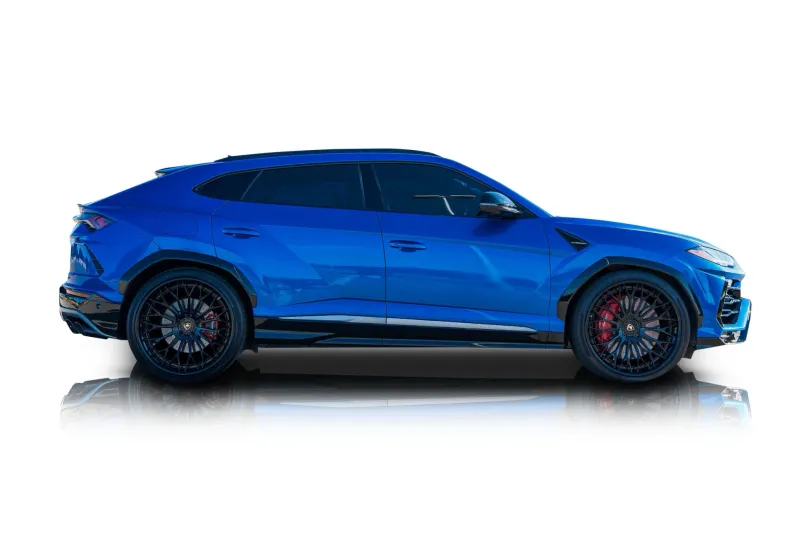 An incredible side shot photo of aLamborghini Urus that you should buy.