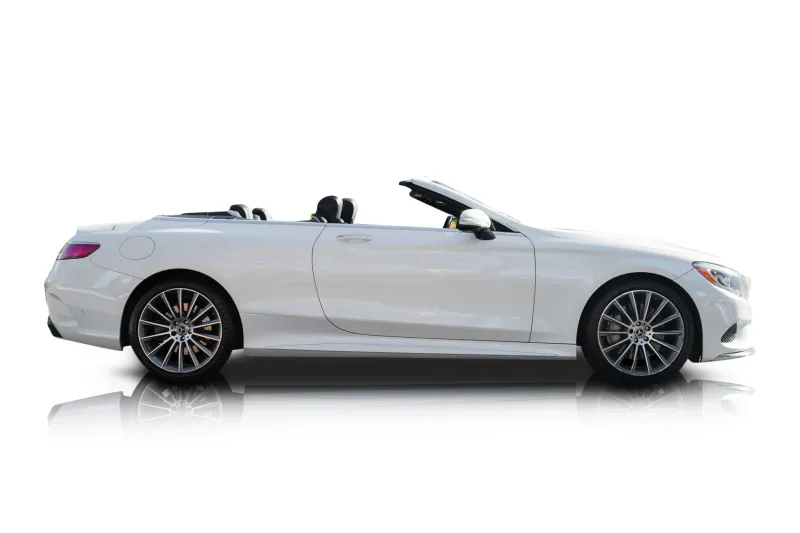 An incredible side shot photo of aMercedes-Benz S550 that you should buy.