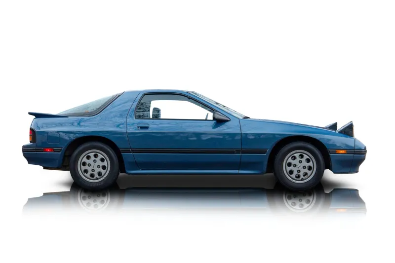 An incredible side shot photo of aMazda RX-7 that you should buy.