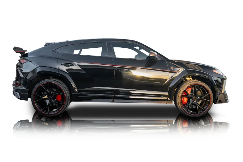An incredible side shot photo of aLamborghini Urus that you should buy.