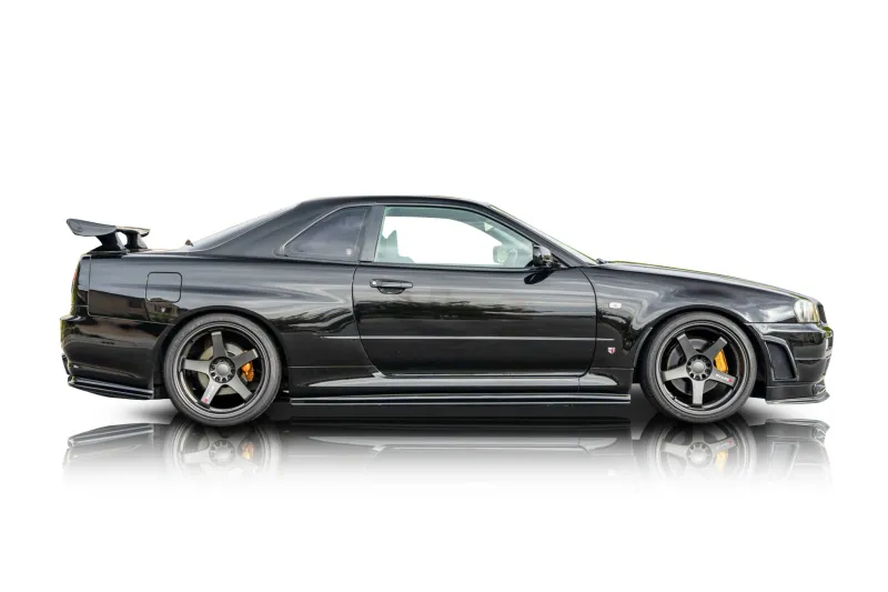 An incredible side shot photo of aNissan Skyline that you should buy.